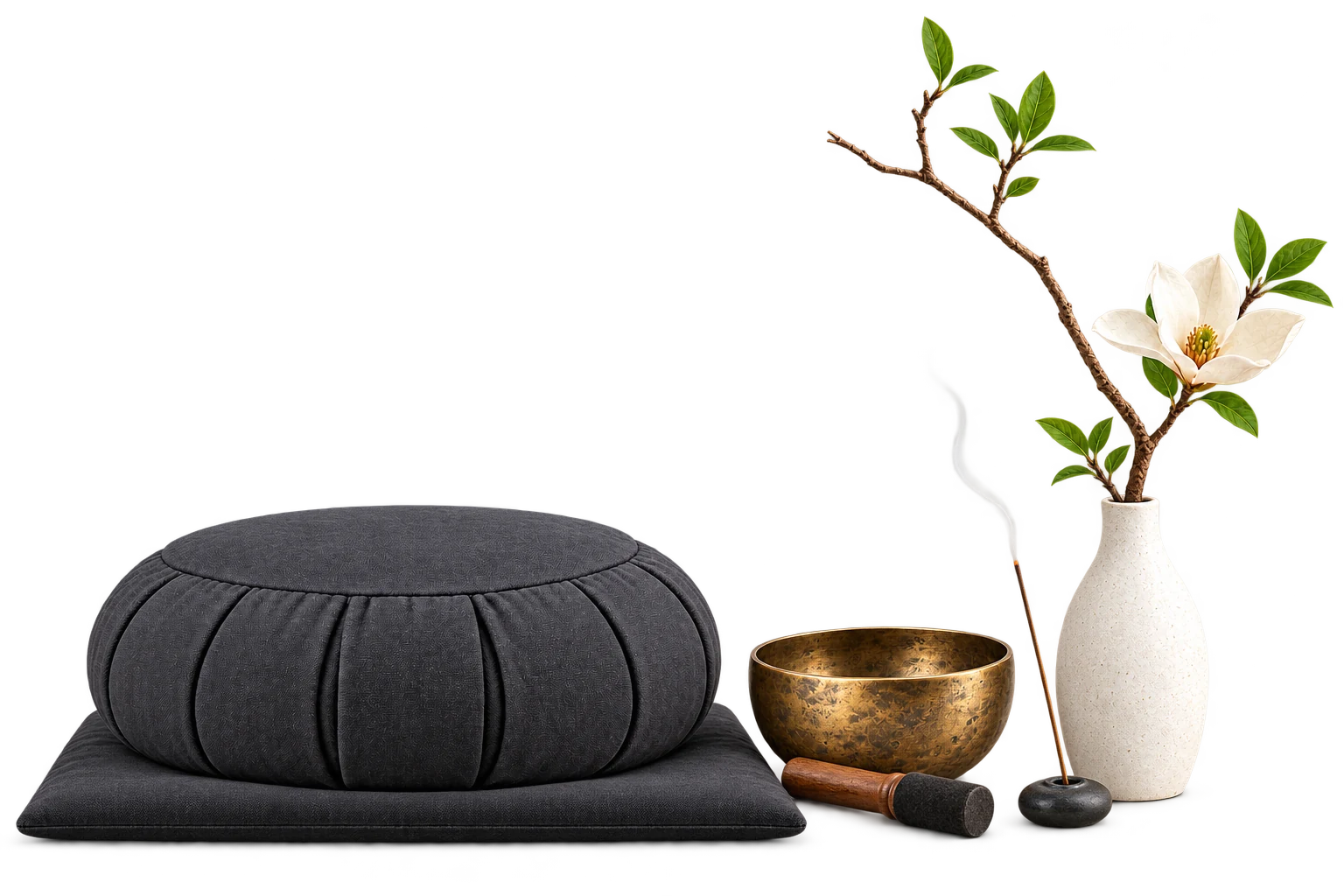 Illustrativer Meditationsplatz: Sitzkissen auf Sitzmatte, Klangschale daneben mit Klöppel, Räucherstäbchen und Ikebana-Vase